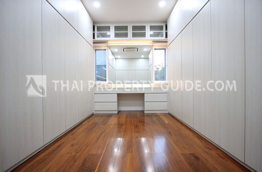 House with Private Pool in Sukhumvit 